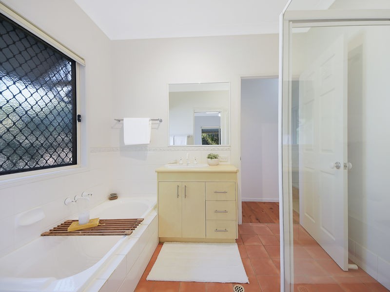 121 Saraband Drive, Eatons Hill QLD 4037