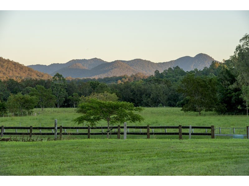 18 Sovereign Way, Samford Valley QLD 4520