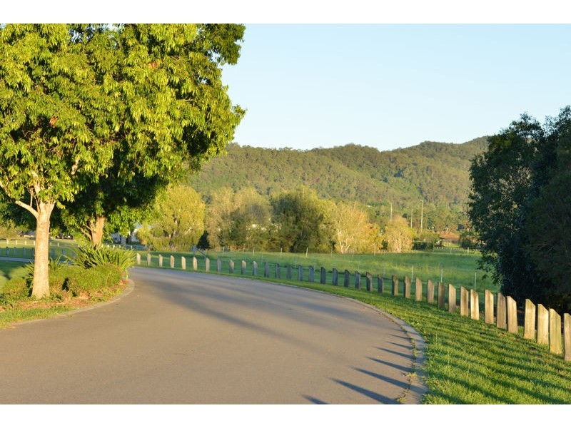 18 Sovereign Way, Samford Valley QLD 4520