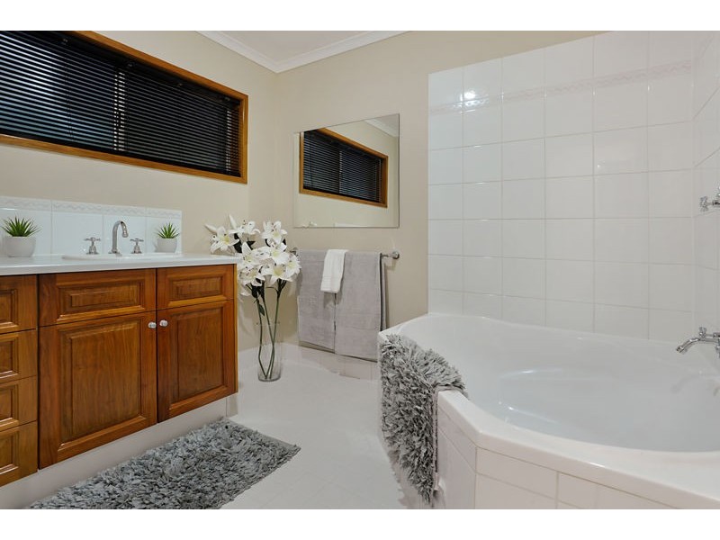 4 Caladenia Court, Everton Hills QLD 4053