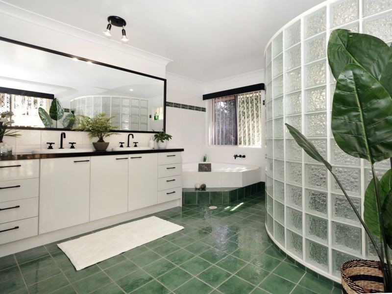 60 Snow Wood Drive, Eatons Hill QLD 4037