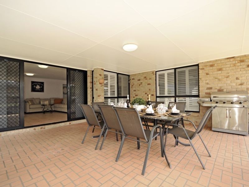 1 Granada Drive, Eatons Hill QLD 4037