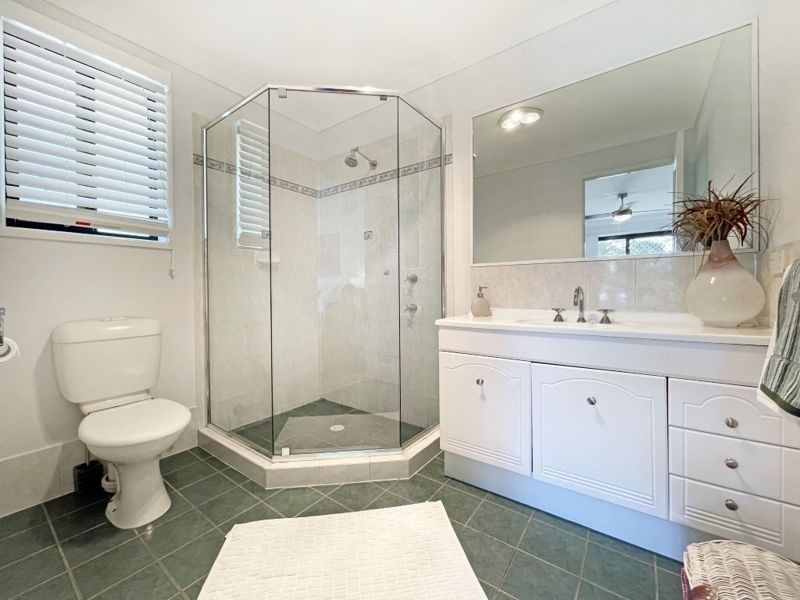 1 Granada Drive, Eatons Hill QLD 4037