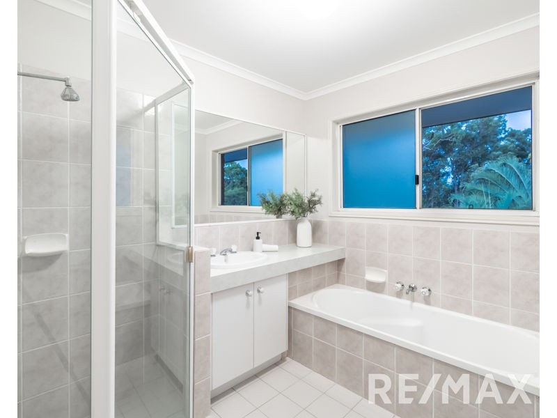 25 Drapers Road, Eatons Hill QLD 4037