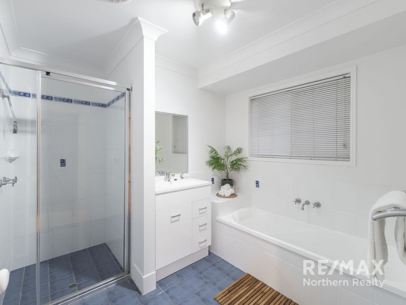 10 Sunblest Court, Eatons Hill QLD 4037