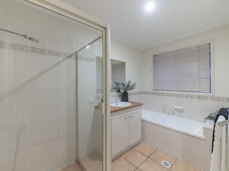 12 Gladebourne Cres, Victoria Point QLD 4165