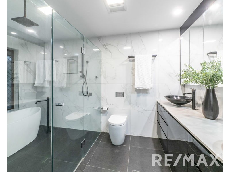 5 Eden Drive, Eatons Hill QLD 4037