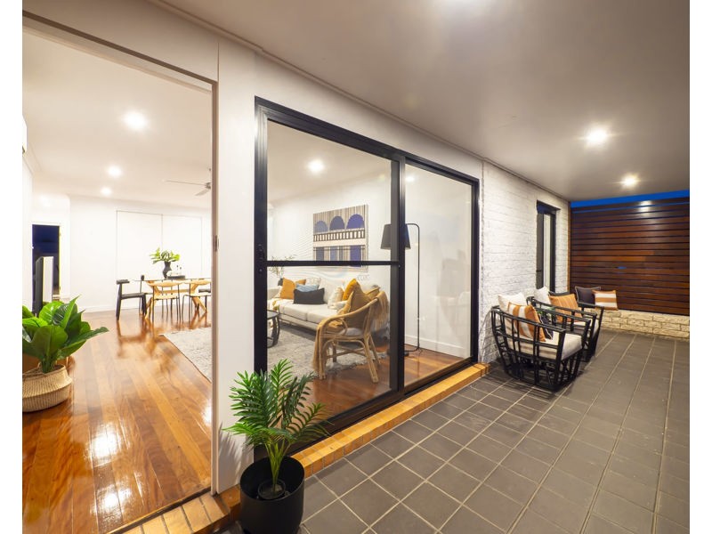 8 Monaro Crescent, Ferny Hills QLD 4055