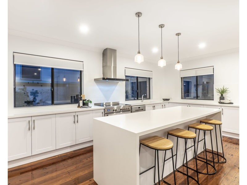 8 Monaro Crescent, Ferny Hills QLD 4055