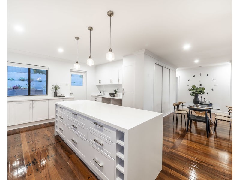 8 Monaro Crescent, Ferny Hills QLD 4055