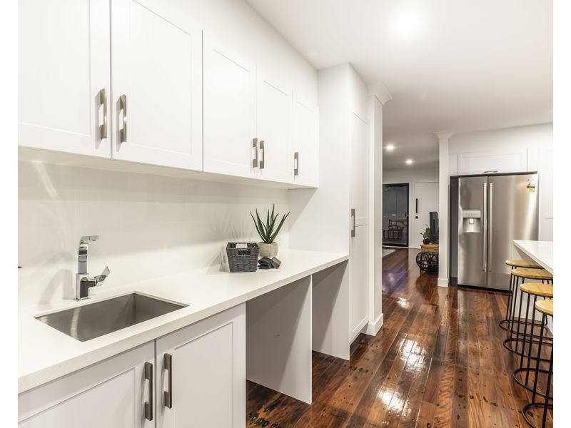 8 Monaro Crescent, Ferny Hills QLD 4055