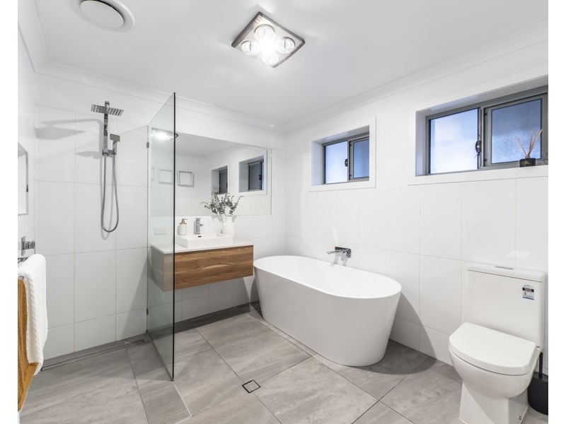 8 Monaro Crescent, Ferny Hills QLD 4055