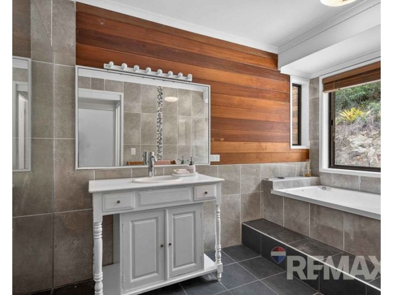 9 Kimberley Court, Eatons Hill QLD 4037