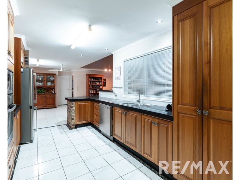 24 Oakmont Crescent, Albany Creek QLD 4035