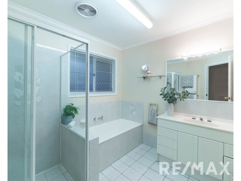 24 Oakmont Crescent, Albany Creek QLD 4035