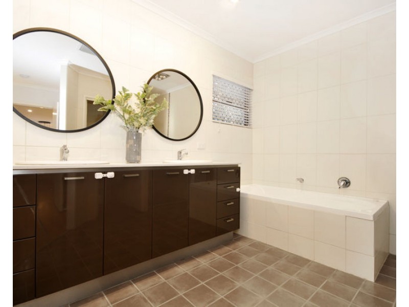 9 Foambark Court, Eatons Hill QLD 4037