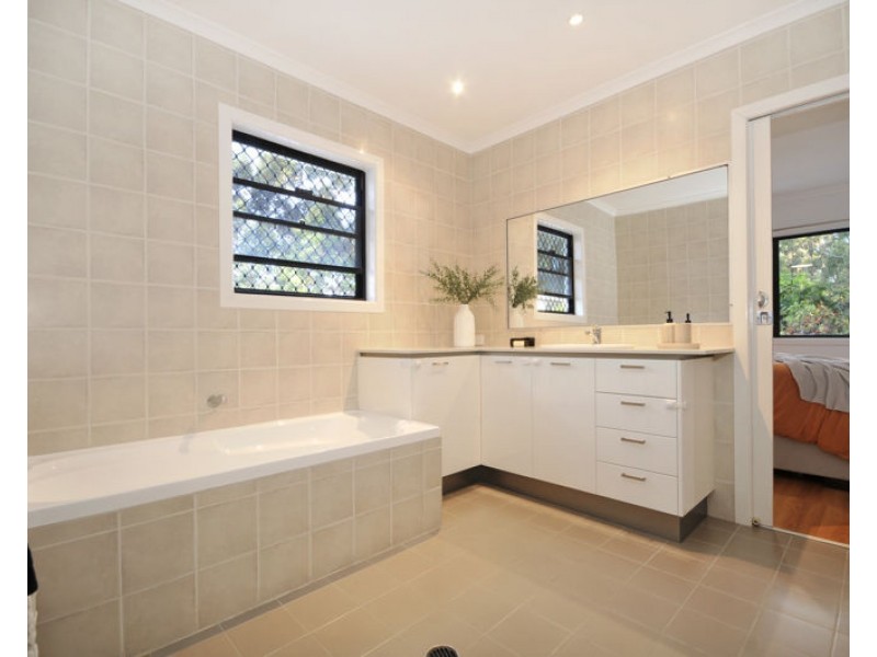 9 Foambark Court, Eatons Hill QLD 4037