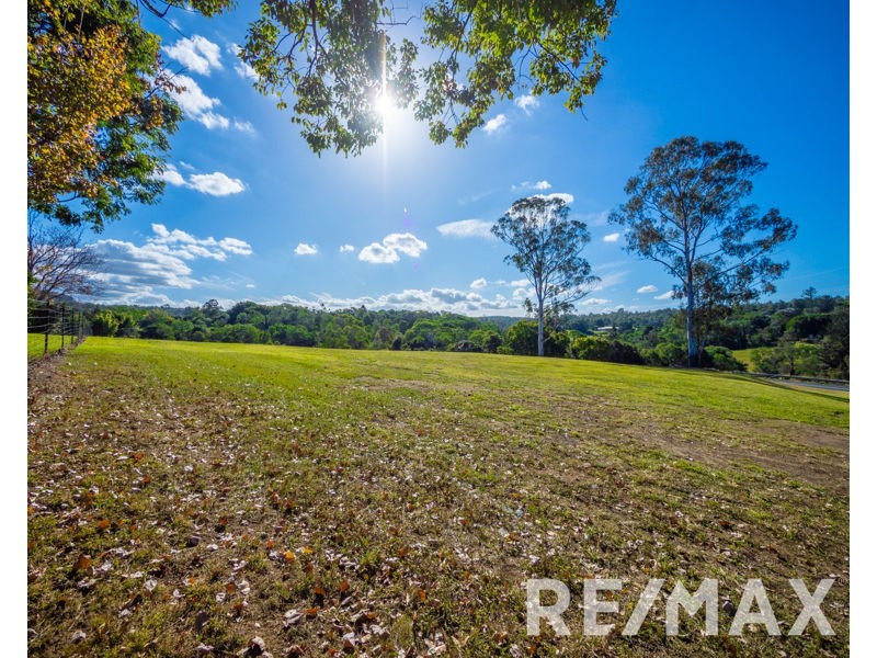 112 Buranda Road, Clear Mountain QLD 4500