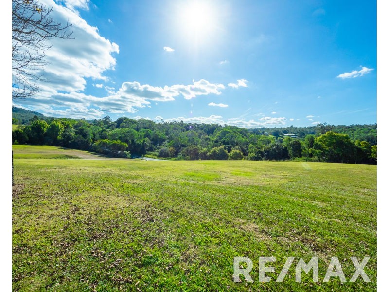 112 Buranda Road, Clear Mountain QLD 4500