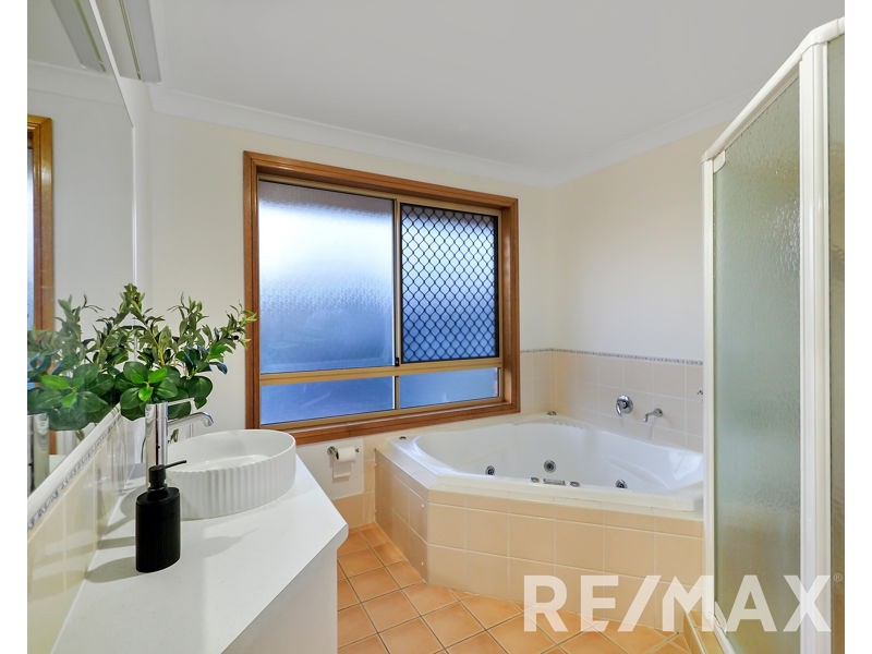 15 Emanual Court, Eatons Hill QLD 4037