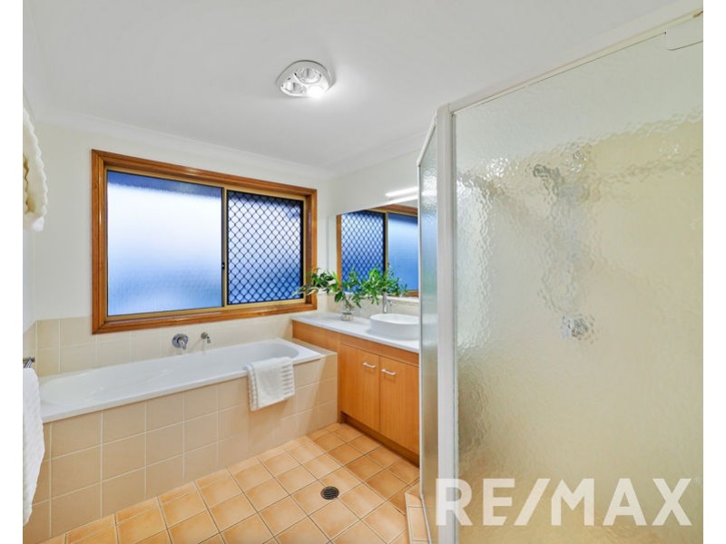 15 Emanual Court, Eatons Hill QLD 4037