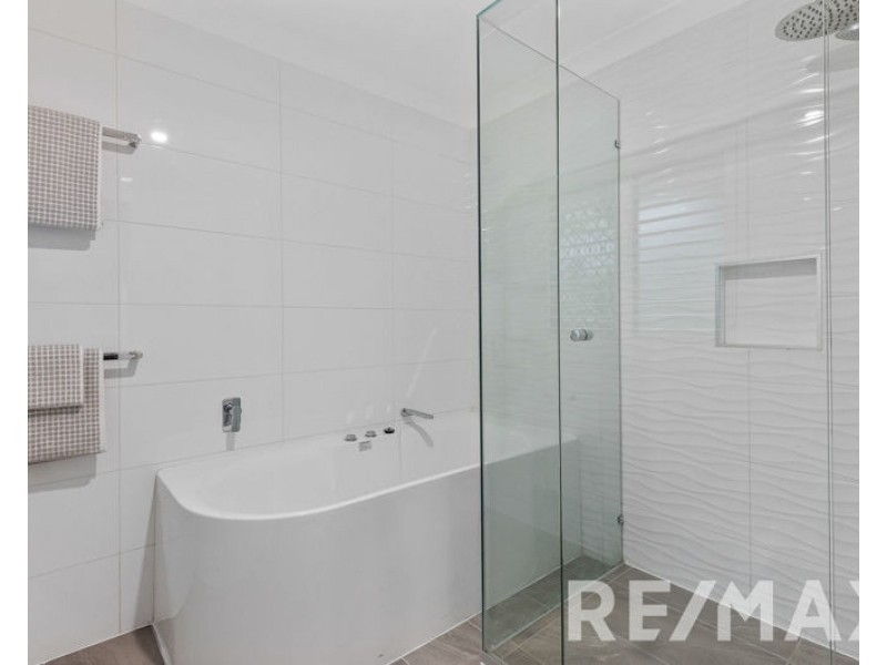 27 Brigadoon Crescent, Eatons Hill QLD 4037