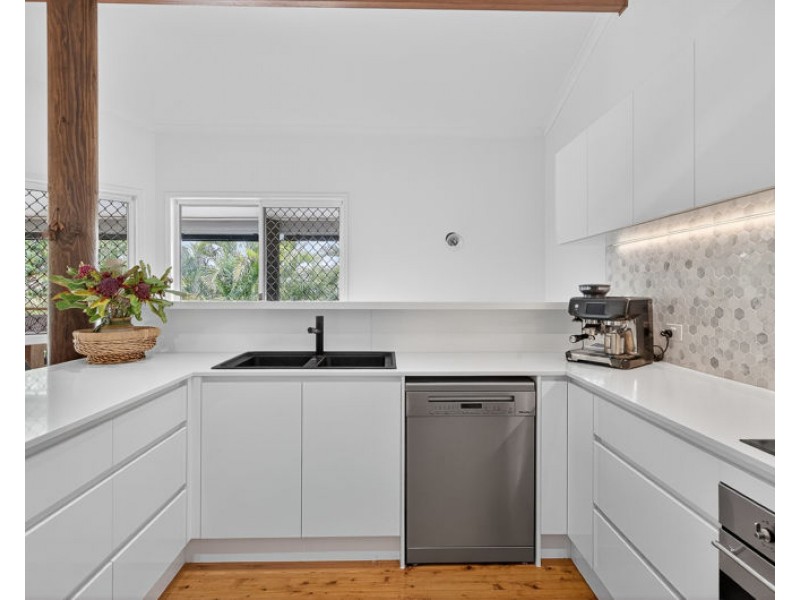 1 Marina Court, Eatons Hill QLD 4037