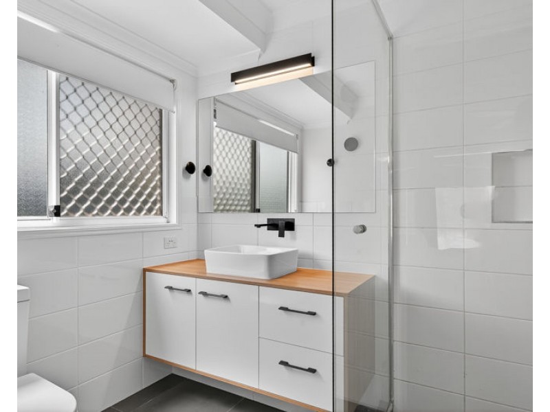 1 Marina Court, Eatons Hill QLD 4037