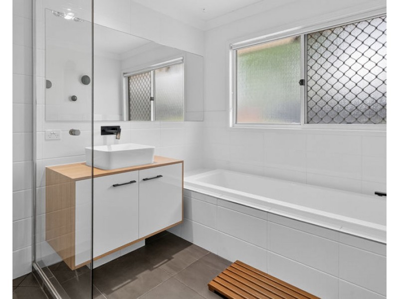 1 Marina Court, Eatons Hill QLD 4037