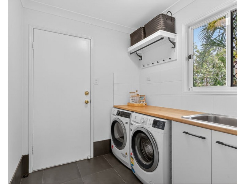 1 Marina Court, Eatons Hill QLD 4037
