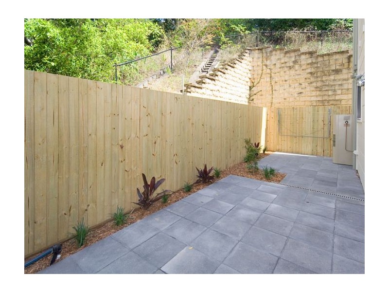 2/24 Henry St, Woolloongabba QLD 4102