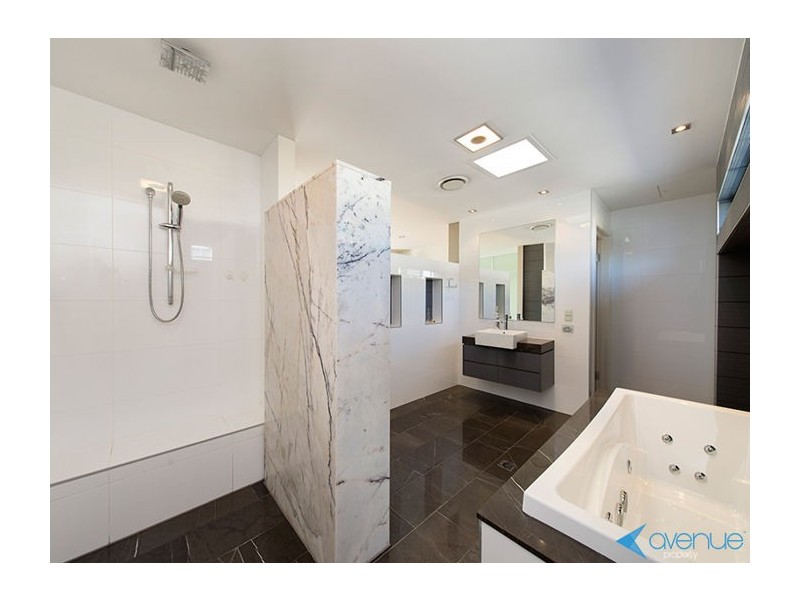 28 Staveley Close, Sinnamon Park QLD 4073