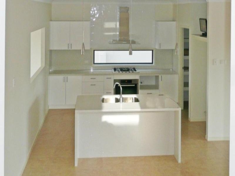 5 Golden Pl, Robertson QLD 4109