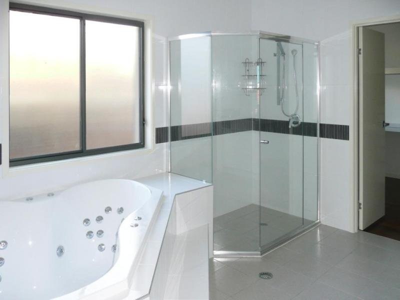 5 Golden Pl, Robertson QLD 4109