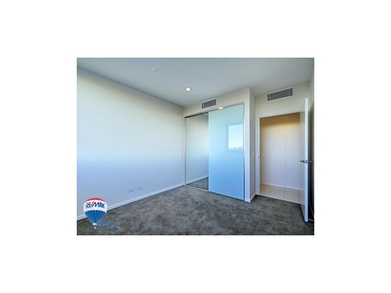 3210 205 King Arthur Tce, Tennyson QLD 4105