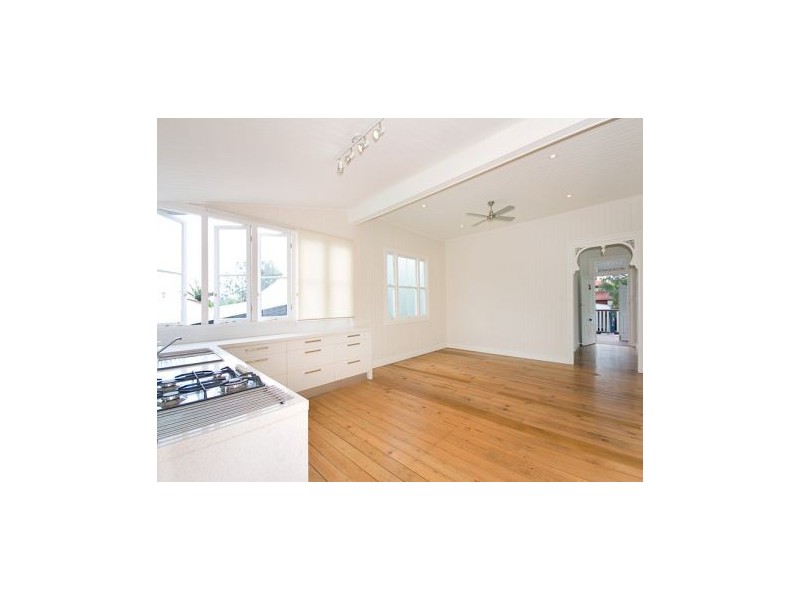 37 Mossgrove Street, Woolloongabba QLD 4102