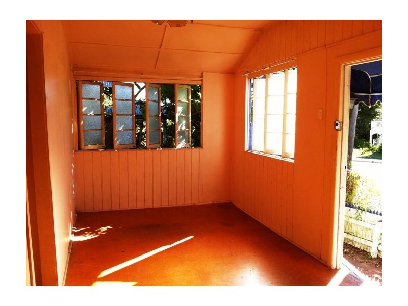 27 Harrogate Street, Woolloongabba QLD 4102