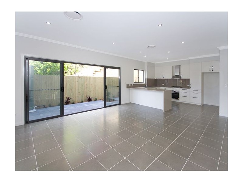 2/24 Henry Street, Woolloongabba QLD 4102