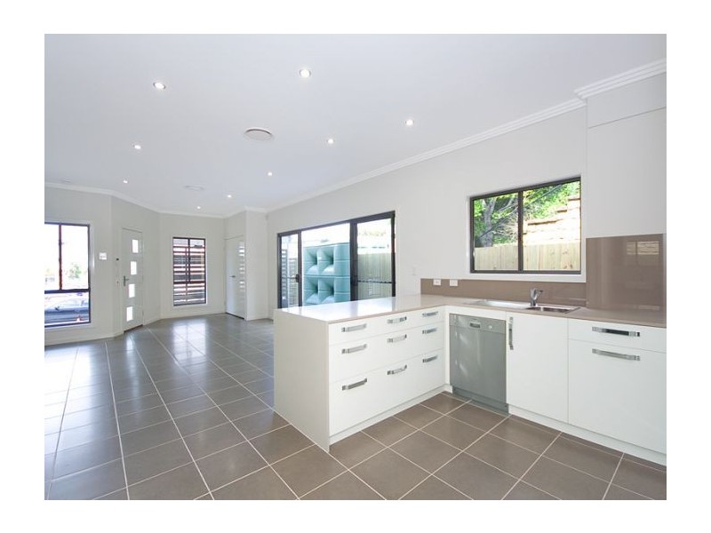 2/24 Henry Street, Woolloongabba QLD 4102