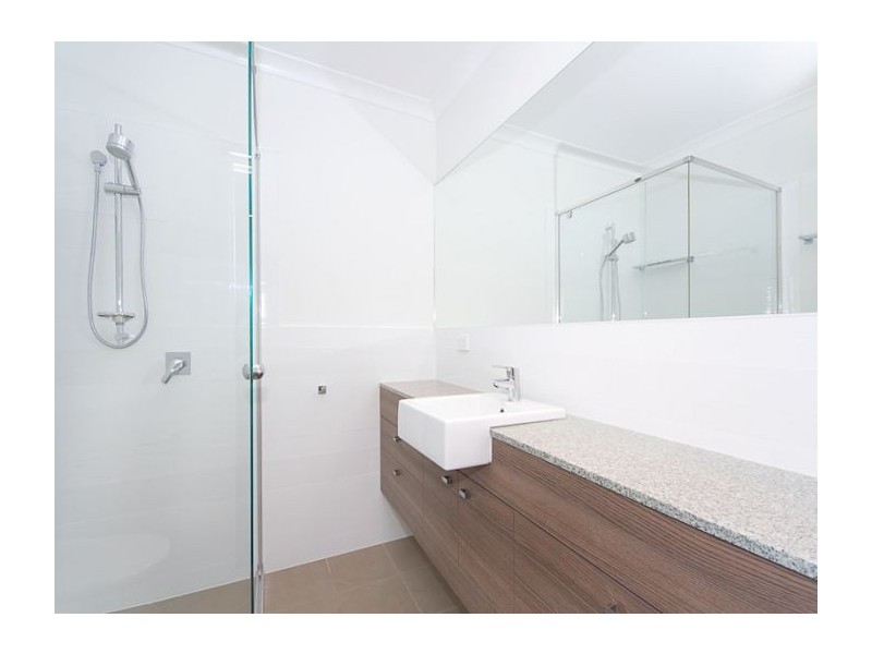 2/24 Henry Street, Woolloongabba QLD 4102