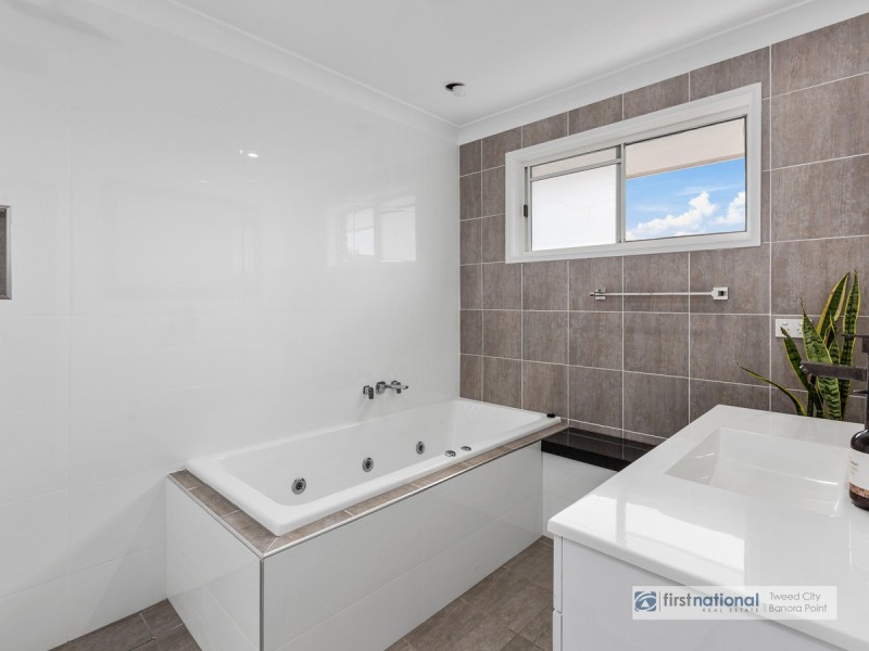 24 St Andrews Way, Banora Point NSW 2486