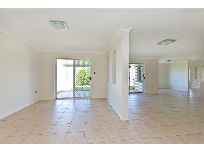 7 Lowe Circuit, Redland Bay QLD 4165