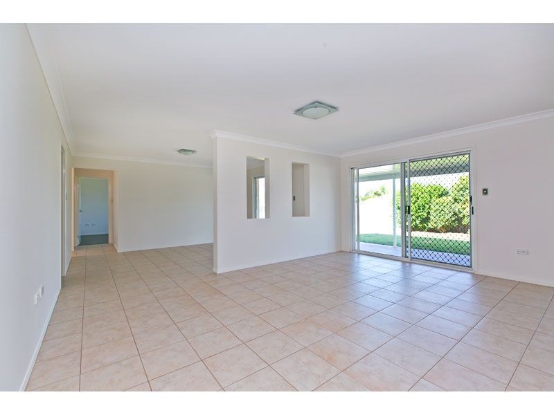 7 Lowe Circuit, Redland Bay QLD 4165