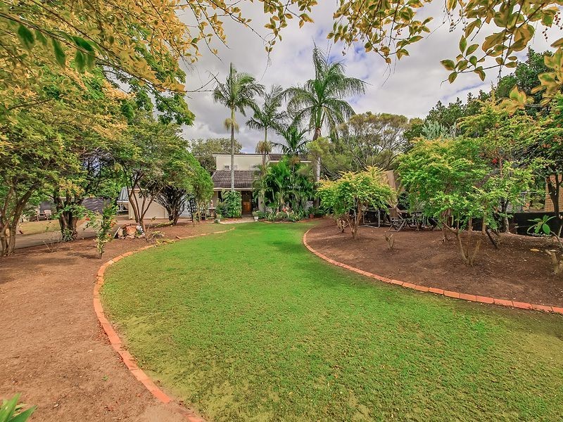 16 Downing St, Birkdale QLD 4159