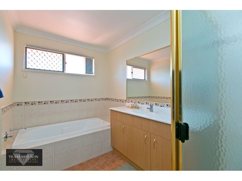 4 Brampton Close, Redland Bay QLD 4165