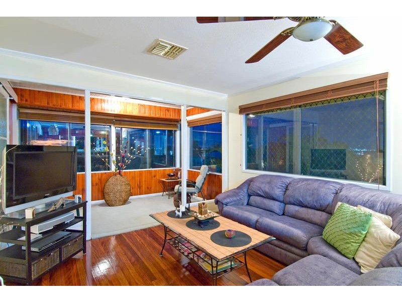 35 Banoon Drive, Wynnum QLD 4178