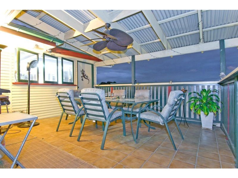 35 Banoon Drive, Wynnum QLD 4178