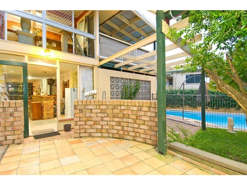 35 Banoon Drive, Wynnum QLD 4178