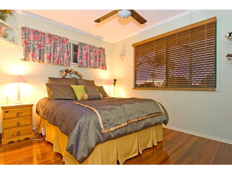35 Banoon Drive, Wynnum QLD 4178