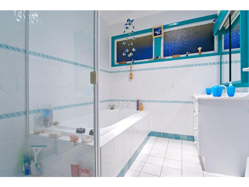 35 Banoon Drive, Wynnum QLD 4178